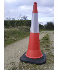Cône de chantier de 100 cm sur un chemin