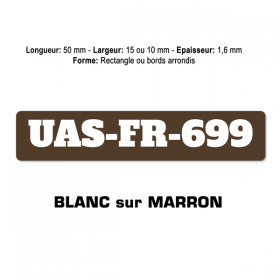 Plaquette numéro enregistrement drone blanc sur marron