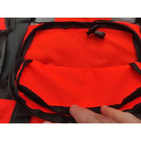 Poche externe du haut ouverte