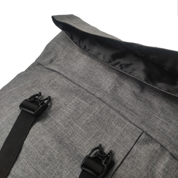 Rabat du sac à dos ouvert