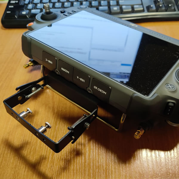 Fixation des boosters d'antennes SR et XR pour DJI RC Plus