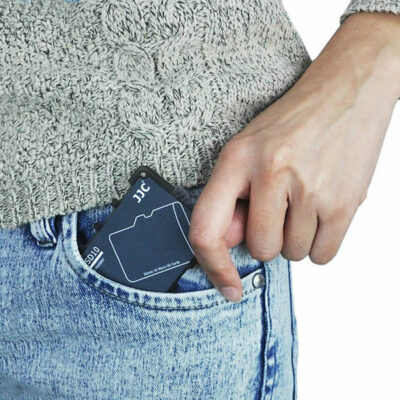 Etui type carte de crédit pour stocker jusqu'à 10 cartes MicroSD rangé dans sa poche de pantalon