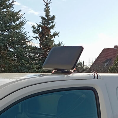 Système de fixation universel complet avec un booster d'antennes Raptor XR monté sur le toit d'un véhicule grâce à un aimant puissant