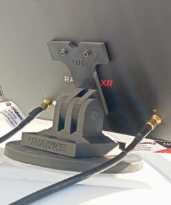 Système de fixation universel complet avec un booster d'antennes Raptor XR monté sur le toit d'un véhicule grâce à un aimant puissant