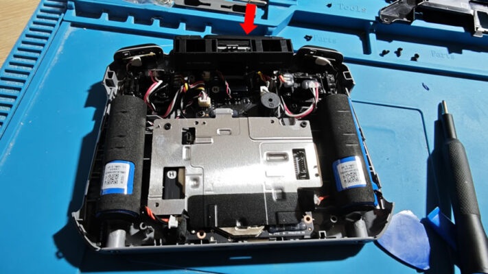 Accès à un plateau. Support et deux antennes externes visibles en haut