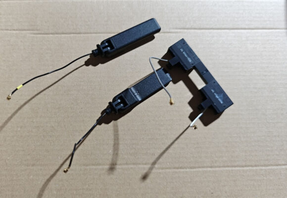 Retrait des deux antennes externes et de leur support