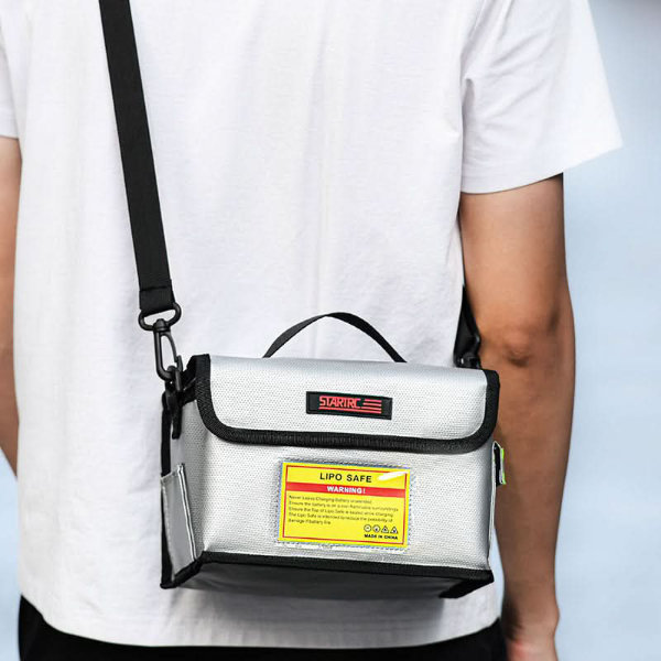 Sac ignifugé M1 compartimenté innovant pour batteries porté avec une sangle d'épaule